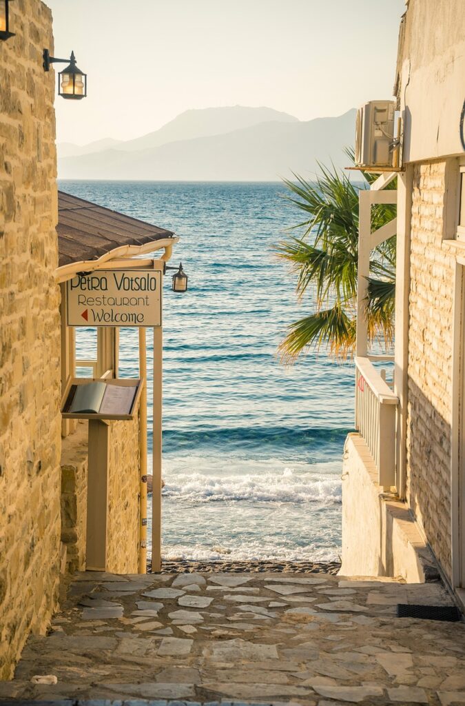Eigenaresse van een lokale taverna serveert traditionele Kretenzische gerechten in Agia Roumeli