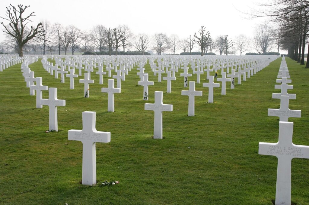 Alignement de croix blanches sur pelouse, cimetière militaire en Crète