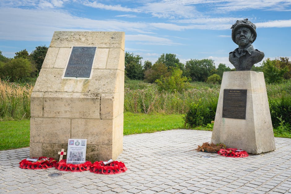 Monument commémoratif avec buste et couronnes au sol en Crète