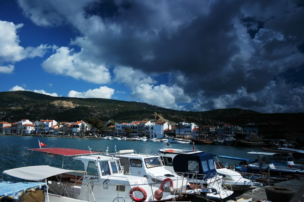 Vissersboten in drukke haven naast kustdorp op Kreta onder wolken