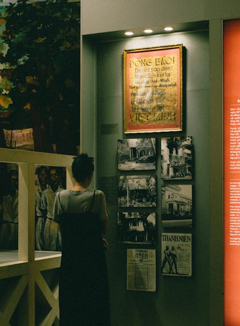Visiteur seul regardant panneaux et photos d'exposition historique en Crète