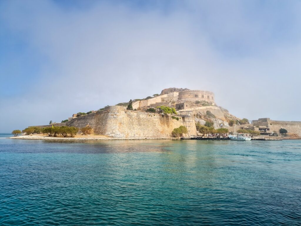 Het oude fort van Spinalonga omringd door helder turquoise water, Kreta