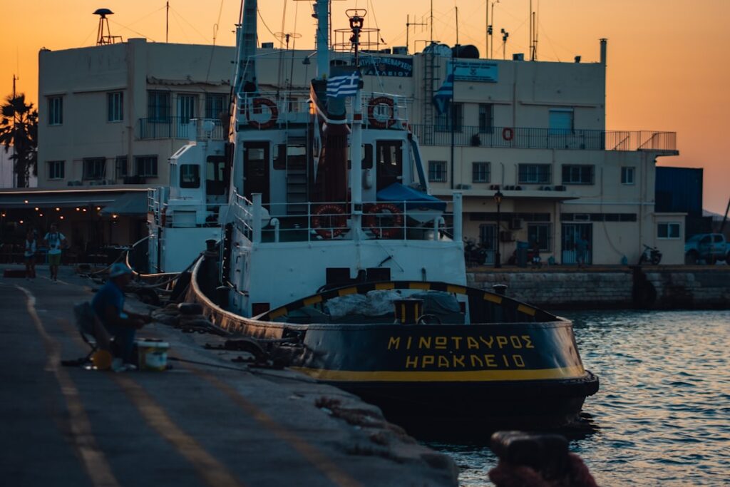 Vissersboot aangemeerd in de haven van Heraklion op Kreta bij zonsondergang