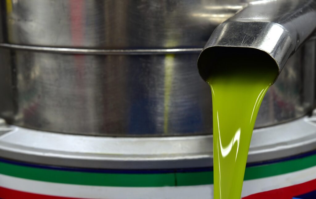 Huile d'olive de Crète vert vif s'écoulant d'une machine de pressage