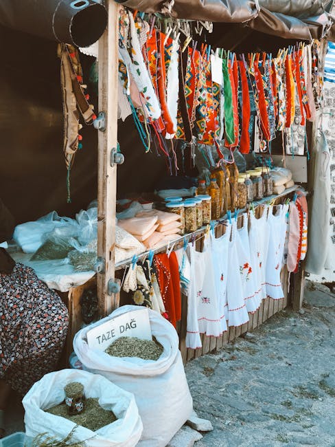 Étal de marché vendant herbes en sachets et textiles, Crète