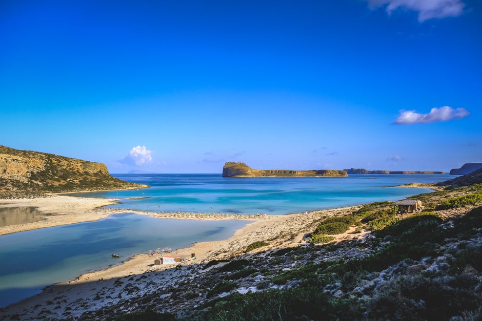 turkoois lagune met zandbank en eiland voor de kust van Kreta