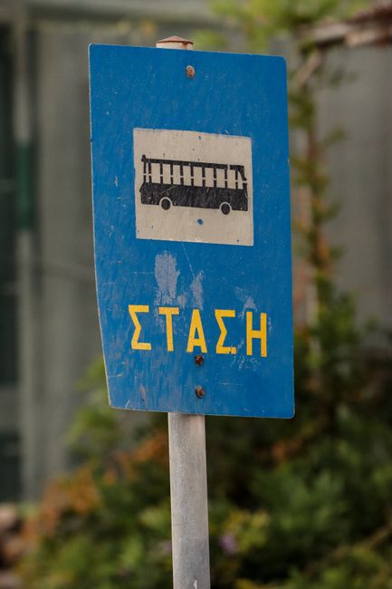 Panneau bleu d'arrêt de bus avec inscription grecque ΣΤΑΣΗ en Crète