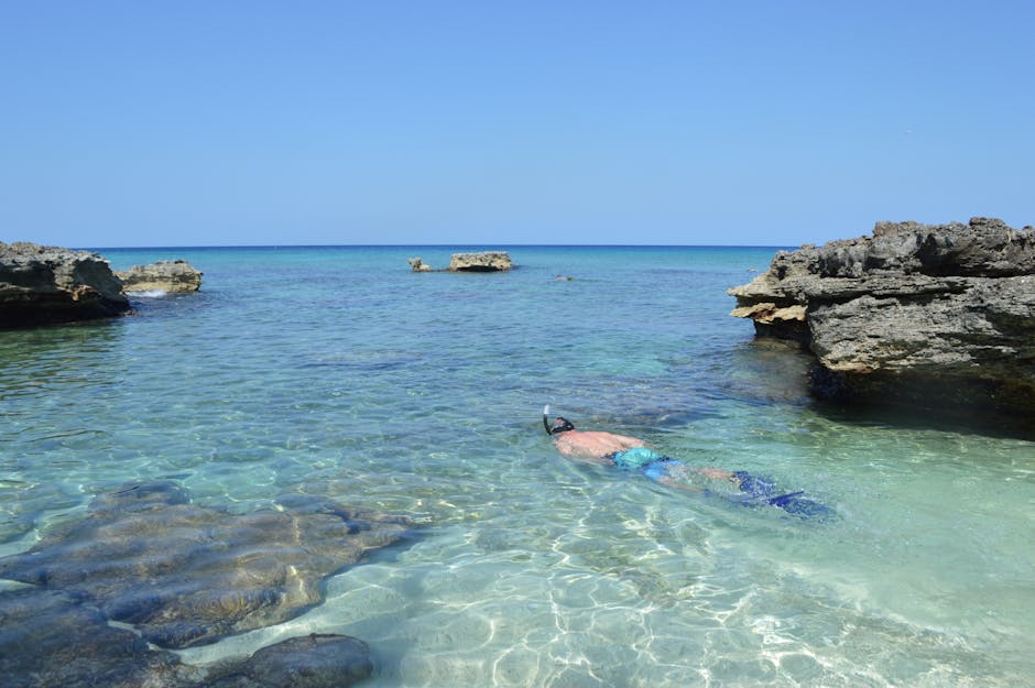 Snorkeling w przejrzystej turkusowej wodzie wokół Chrissi