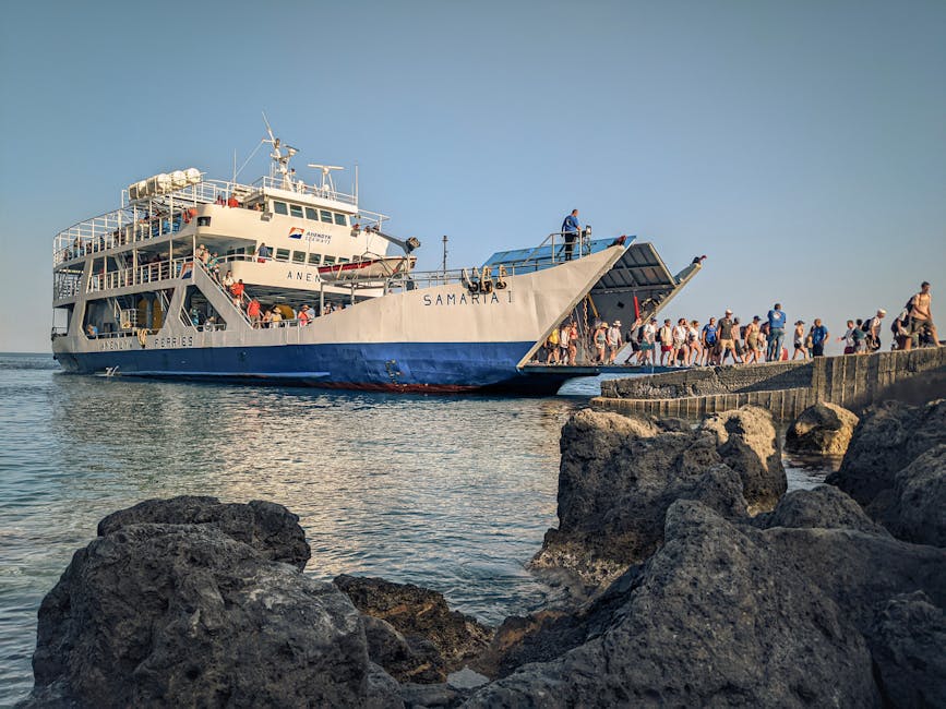 Prom Samaria z pasażerami wysiadającymi na pomost przy wybrzeżu Krety
