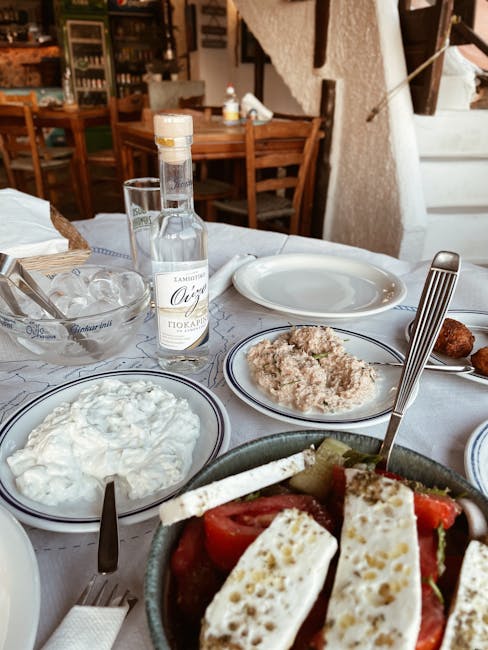 Stół w tawernie przy plaży na Krecie pełen greckich potraw