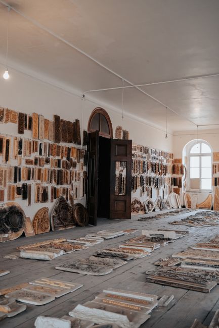 Opslagruimte met vele houten en gipsplaten reliëfs in museum op Kreta