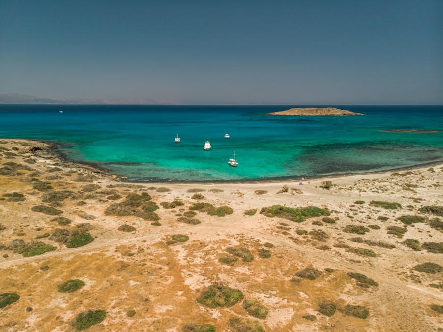 Zatoka z kilkoma łodziami zacumowanymi przy brzegach Chrissi, Kreta