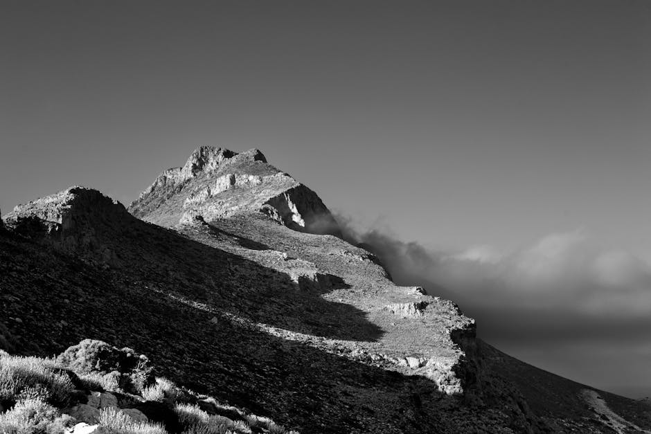 ruige bergkam in zwart-wit met wolken boven Kreta