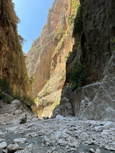 Couloir rocheux étroit des gorges de Samaria en Crète, randonneurs au loin