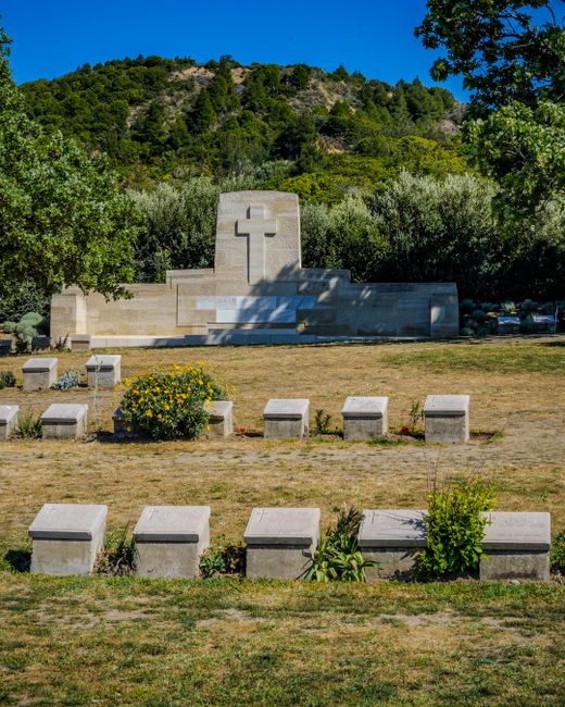 Militair kerkhof met kruismonument en rijen grafstenen op Kreta