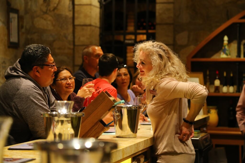 Dégustation de vins animée dans une cave, guide parlant aux visiteurs en Crète