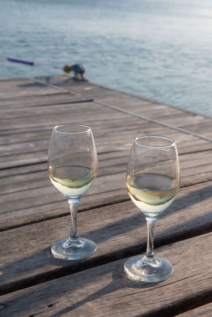 Degustacja win na pokładzie z białym winem i widokiem na morze