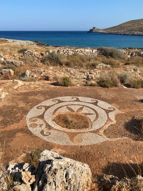 Witte mozaïekcirkel ingelegd in rotsgrond met uitzicht op Kreta
