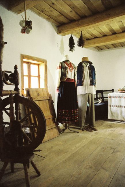 Intérieur de maison musée montrant costumes traditionnels crétois sur mannequins
