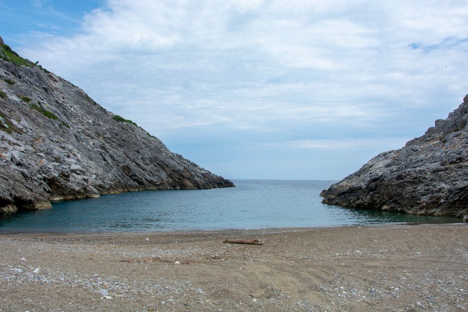Diepe afgelegen baai met steile kliffen Vathi Lassithi
