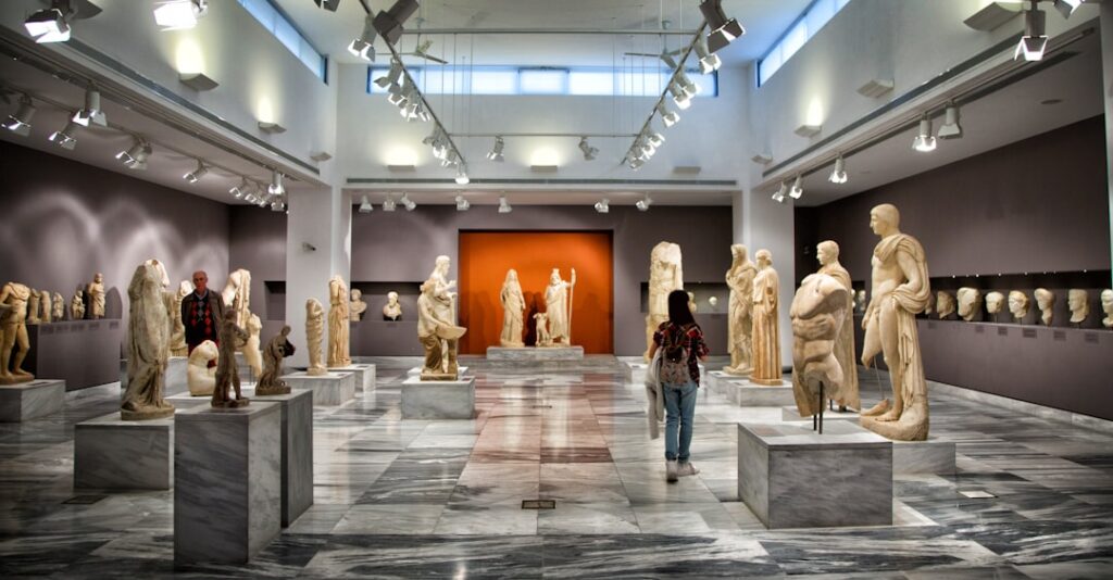 Grande salle du musée archéologique de Crète avec statues en marbre