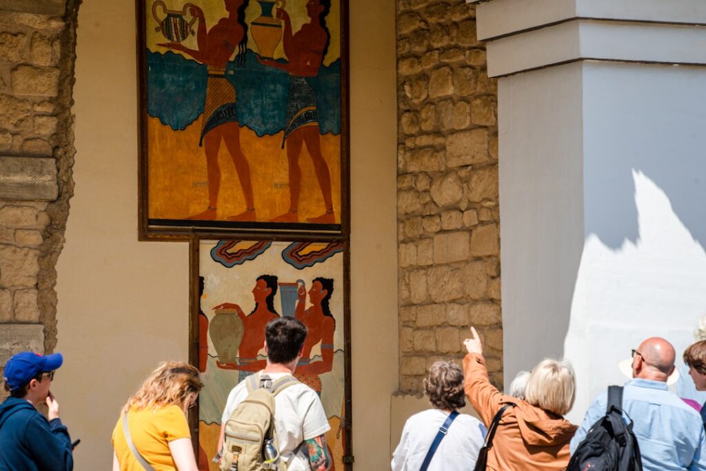 Visiteurs admirant fresques minoennes à Knossos, archéologie de Crète
