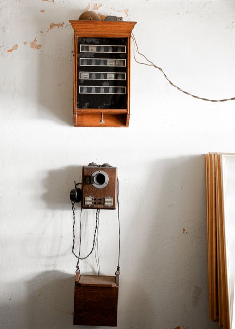 Téléphone mural ancien exposé, relique des communications en Crète