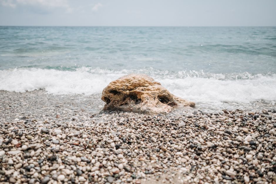 Rustig kiezelstrand bij Kato Stalos met blauwe zee