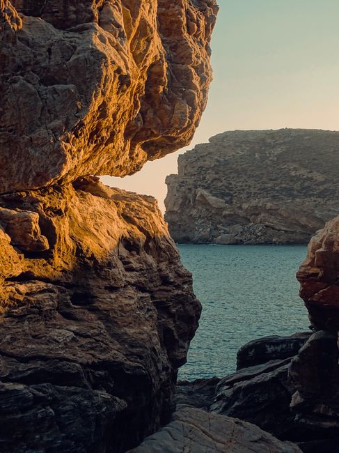 Rotsige kustinham Triopetra met Three Rocks bij zonsondergang
