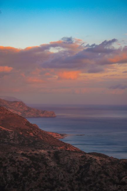 Zonsondergang boven klein afgelegen strand Faskomilia Paleochora
