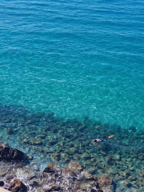 Onderwater snorkelzicht op rotsachtige zeebodem in Marmara Bay