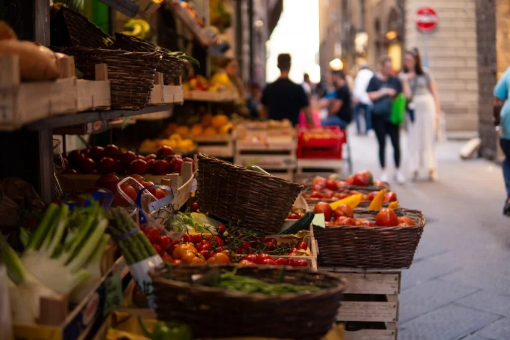 Étal de fruits et légumes dans une ruelle commerçante de Sienne