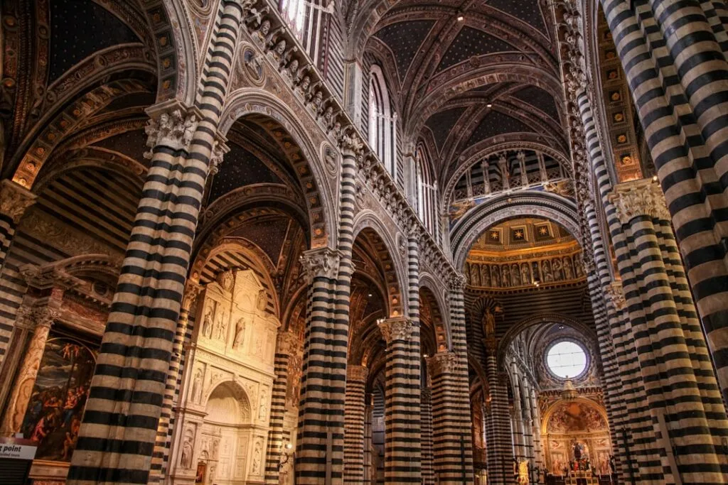 perspective intérieure du Duomo de Sienne montrant voûtes et arcs