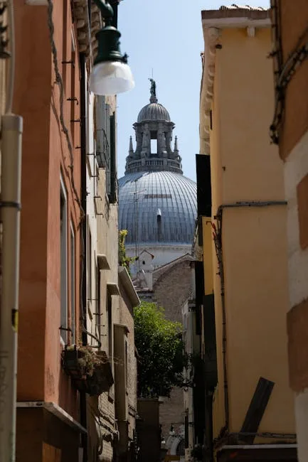 Coupole d'une église encadrée par une ruelle étroite à Sienne