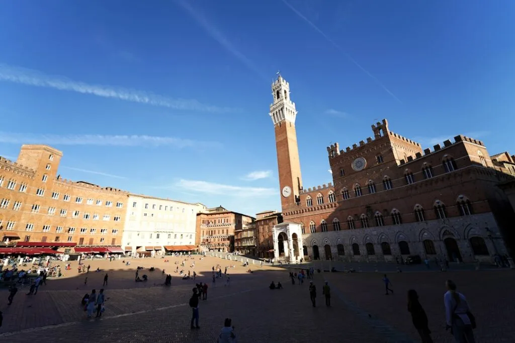 Place centrale Piazza del Campo à Sienne avec la Torre del Mangia