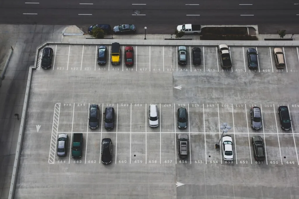 Vue aérienne d'un parking bétonné avec emplacements numérotés