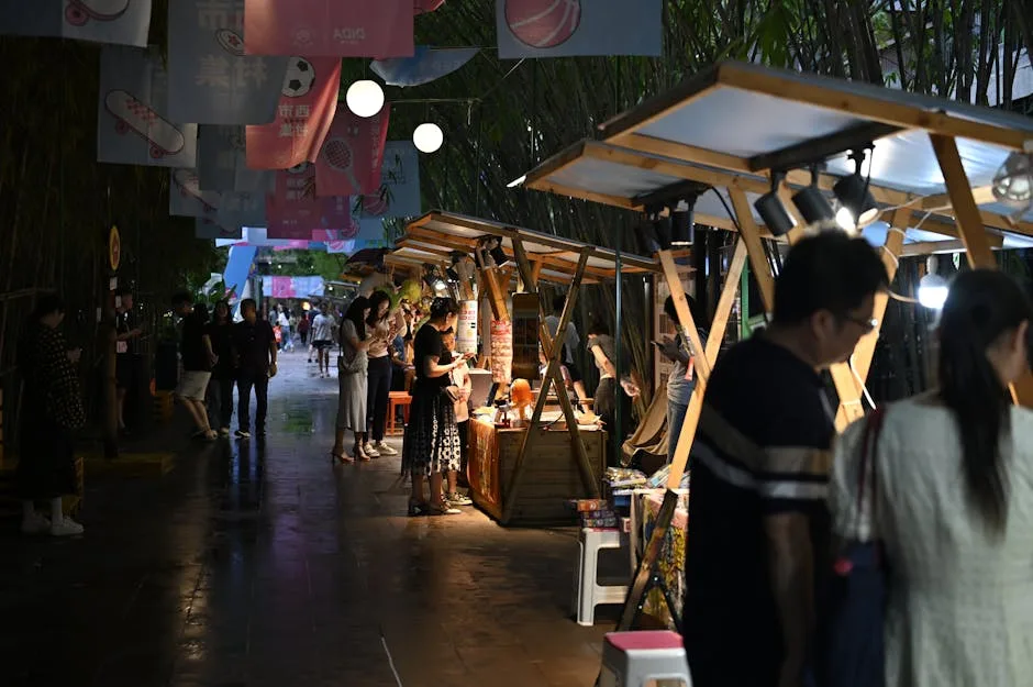 Marché nocturne en plein air avec stands en bois et clients