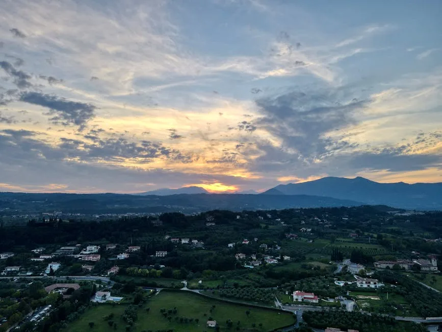 Panorama toscan autour de Sienne au coucher du soleil sur collines