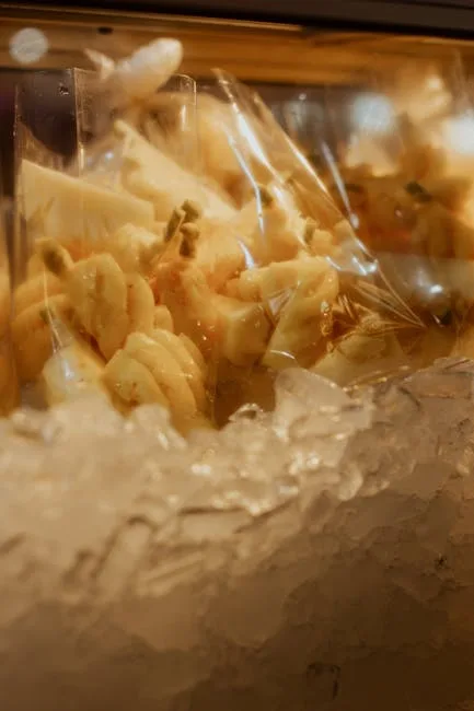 Étal de fruits de mer emballés sur glace dans un marché de Sienne