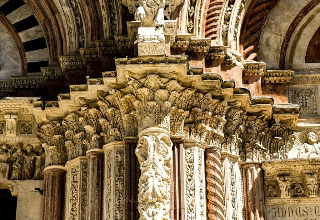 Détails du portail sculpté du Duomo de Sienne en marbre finement ciselé