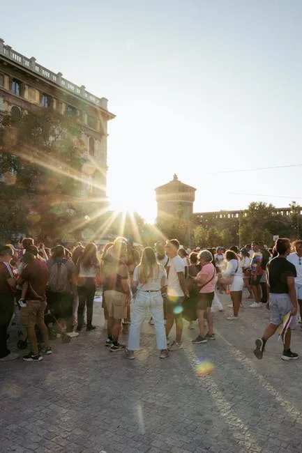 Foule rassemblée au coucher du soleil sur une place à Sienne
