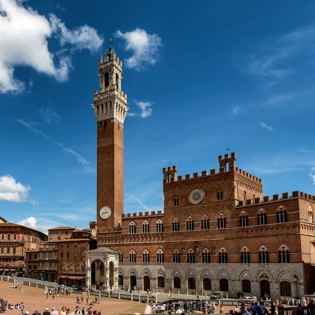 Piazza del Campo de Sienne animée devant le Palazzo Pubblico.
