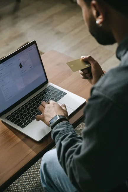 Personne réservant une navette pour Sienne sur un ordinateur portable