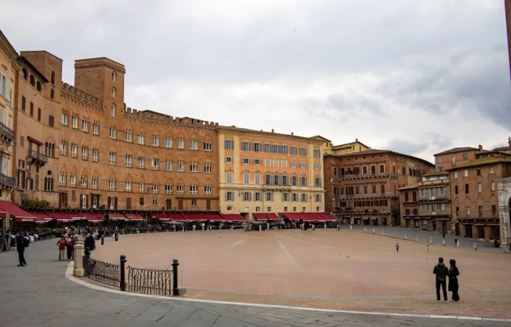 La Piazza del Campo de Sienne, grande place en brique et cafés