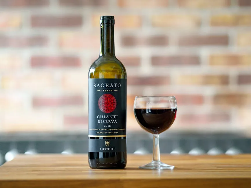 Flasche Chianti Riserva und ein Glas Rotwein auf dem Tisch