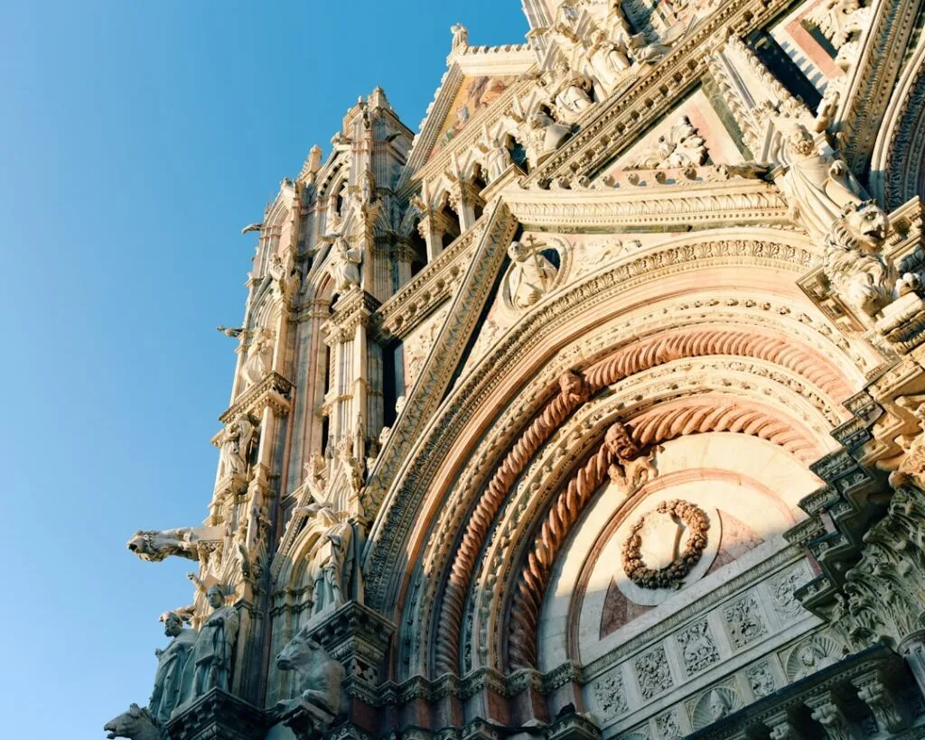 Détails sculptés de la façade du Duomo de Sienne au soleil