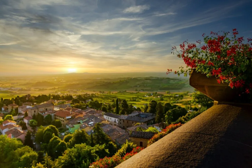 Coucher de soleil sur les collines toscanes vues depuis Sienne