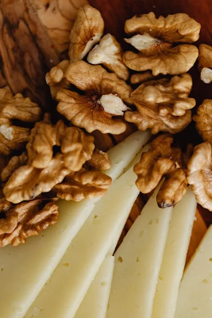 Noix éclatées disposées à côté de tranches de fromage fermier