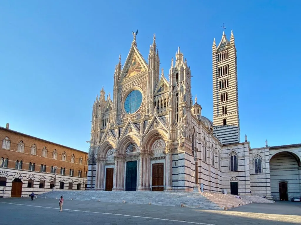 Fassade des Doms von Siena mit Marmorornamenten und Glockenturm