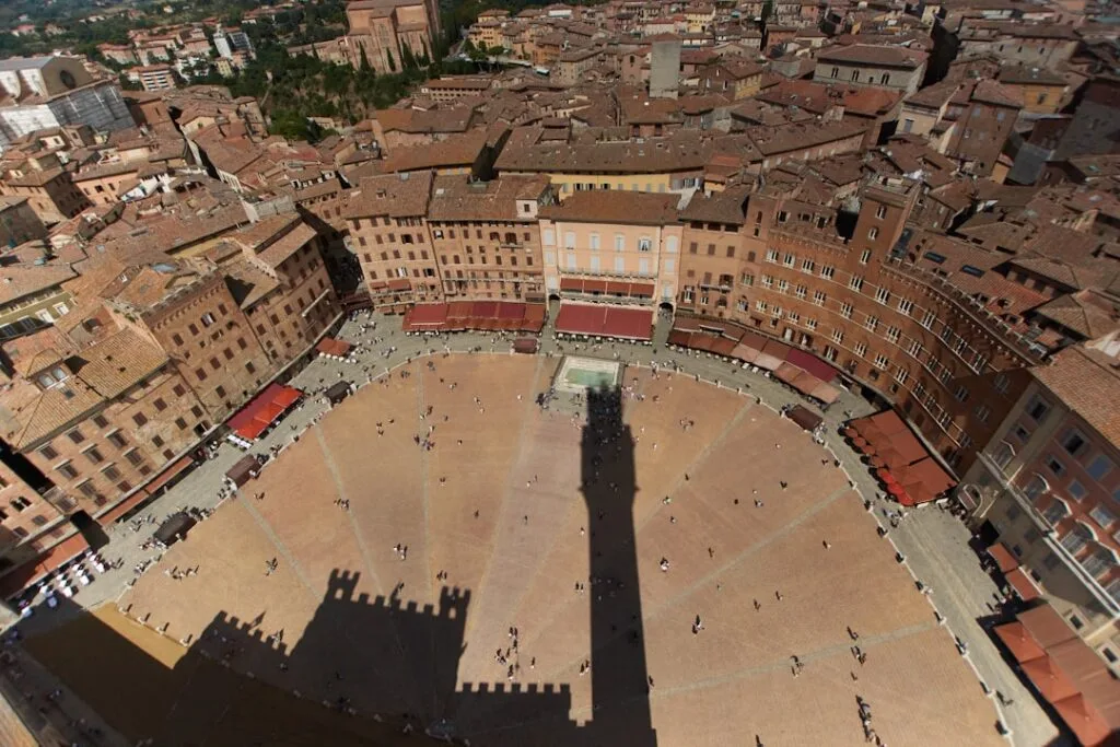Vogelperspektive auf die Piazza del Campo in Siena mit Turmschatten